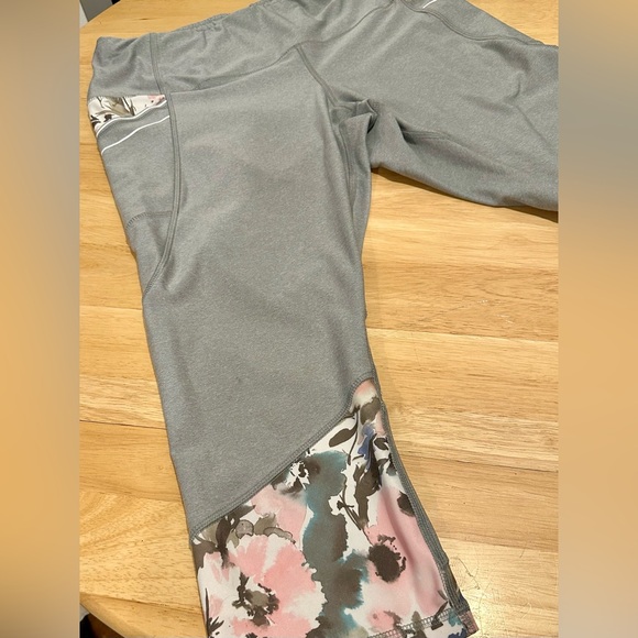 5/$20 RBX cropped leggings, plus size 1x floral print detail with pockets - Picture 2 of 9
